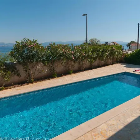 Vakantiehuis Gorgeous In With House Sea View Sutivan