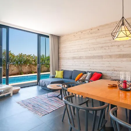 Casa de Férias Gorgeous In With House Sea View Sutivan